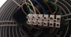Zbliżenie na kostkę elektryczną z podłączonymi kablami w wentylatorze