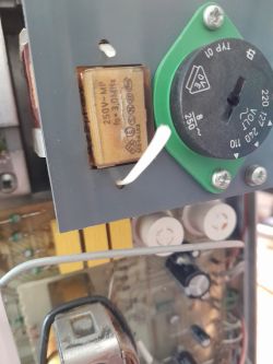 Zbliżenie na kondensator X2 0,22 µF 250V MP zamontowany przy przełączniku napięć