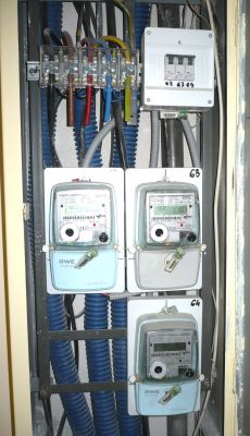 Panel elektryczny z licznikami energii elektrycznej i bezpiecznikami.