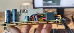 Zbliżenie na własnoręcznie wykonany zasilacz do Xbox 360 Slim, ukazujący elektronikę i komponenty na płytce PCB.