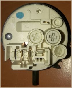Whirlpool AWSP 61212P - wyrzuca błąd sygnalizujący lampka wyczyść filtr