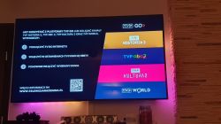 Telewizor wyświetlający instrukcje i loga kanałów TVP.