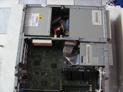 Wnętrze komputera IBM PC 300: płyta główna, przewody i napędy w metalowej obudowie