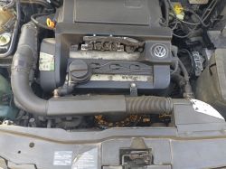 Widok silnika samochodu marki Volkswagen od góry.