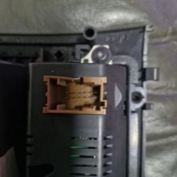 Zbliżenie złącza elektronicznego we wnętrzu Peugeot 407.