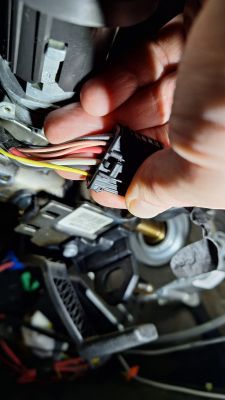 Potrzebne zdjęcie 6-pinowej wtyczki spryskiwaczy do prawej manetki w Renault Clio III