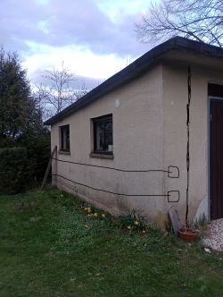 Zewnętrzna ściana garażu z zaznaczonymi pęknięciami