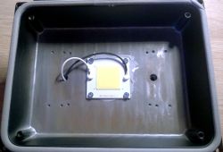 Akumulatorowa lampa robocza YATO YT-82961 – wnętrze urządzenia