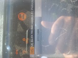 Diagnostyczny ekran Clipa z błędem DTCC14000 dotyczącym elektronicznego hamulca postojowego.