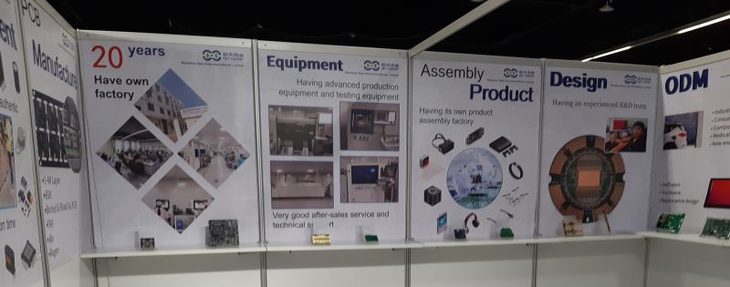 Stoisko targowe z plakatami o produkcji i projektowaniu elektroniki