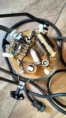 Widok wnętrza podstawy lampy z przewodami i elementami elektrycznymi.