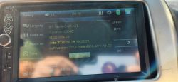 Bildschirm der Haupteinheit im Auto mit Einstellungs- und Softwareversionsinformationen.