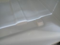 Pęknięty plastik w lodówce Samsung pod szufladą no frost.