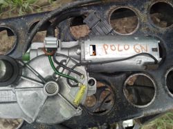 Podłączenie kabli w tylnym silniczku wycieraczki VW Polo 6N