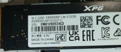 Zbliżenie na etykietę dysku SSD XPG M.2 2280 SX6000NP Lite 512GB.