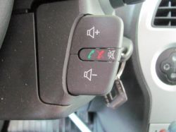 Czy Renault Modus 1.6 wyposażony jest w fabryczny zestaw głośnomówiący BT?