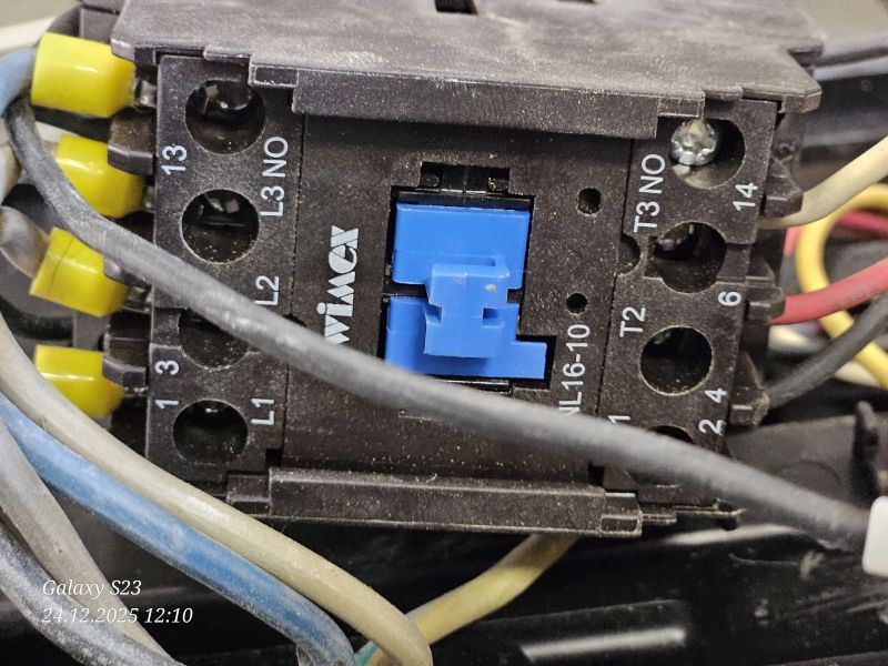 Zbliżenie na stycznik WIMAX z podłączonymi przewodami i oznaczeniami L1, L2, T1, T2