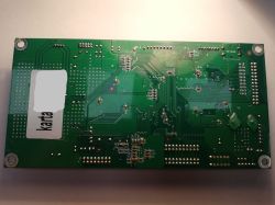Zielona płytka PCB z widocznymi ścieżkami, padami lutowniczymi i złączami.