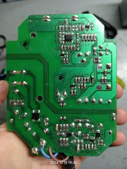 Płytka drukowana z elementami elektronicznymi, w tym rezystory.