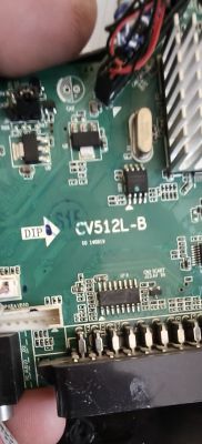Zbliżenie na płytę główną telewizora z oznaczeniem modelu CV512L-B
