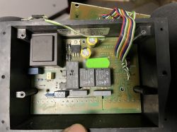 Płytka elektroniki sterownika ST-83 z widocznymi kondensatorami, przekaźnikami i przewodami.