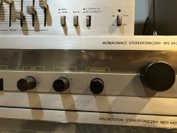 Panel wzmacniacza stereofonicznego WS 442 z pokrętłami i przełącznikami.