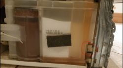 AEG Favorit 84470VI - wymontować elektrozawór zbiornika soli bez rozlewania wody