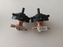 Dwa elektroniczne presostaty z widoczną cewką i obudową z tworzywa sztucznego
