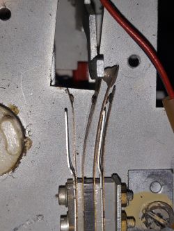 Zbliżenie na elementy elektroniczne z przewodami w urządzeniu.