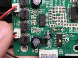 Zbliżenie na płytkę drukowaną ze wzmacniaczem EUA2110 i innymi komponentami elektronicznymi.