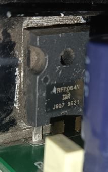 Zbliżenie na tranzystor IRFP064N w obudowie elektronicznej.