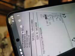 Zbliżenie na ekran smartfona przedstawiający tabliczkę znamionową lodówki Gorenje NRK6202MX4.