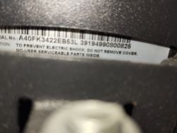 Zbliżenie na naklejkę z numerem seryjnym i modelem telewizora Sharp LCD A40FK3422EB53L.