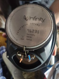 Podłączenie dwóch głośników z auta do przewodu subwoofera: jakie przejściówki?