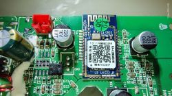 Uszkodzony układ scalony na płytce PCB radia JVC RA-C20DAB-W obok kondensatora 220µF 16V