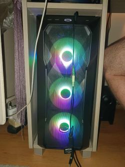 PC we wnęce biurka – czy 5 cm prześwitu wystarczy dla wentylacji i temperatur?