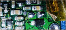 Zbliżenie płytki drukowanej z elementami elektroniki i śladami lutowania.