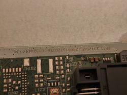 Zbliżenie na płytkę PCB z elementami SMD i fragmentem czarnego złącza