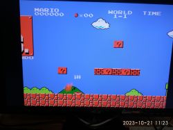 Screenshot des Spiels Super Mario Bros auf einem Monitor.