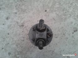 Widok elektromagnesu rozrusznika R7 Ursus C-330 z oznaczeniami 30 i 50.