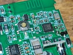 Zbliżenie na płytkę PCB z układami elektronicznymi modułu SB490, w tym BK7231N.