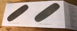 Przykład dwóch pilotów: jeden z mikrofonem, drugi bez, obok tabeli specyfikacji.