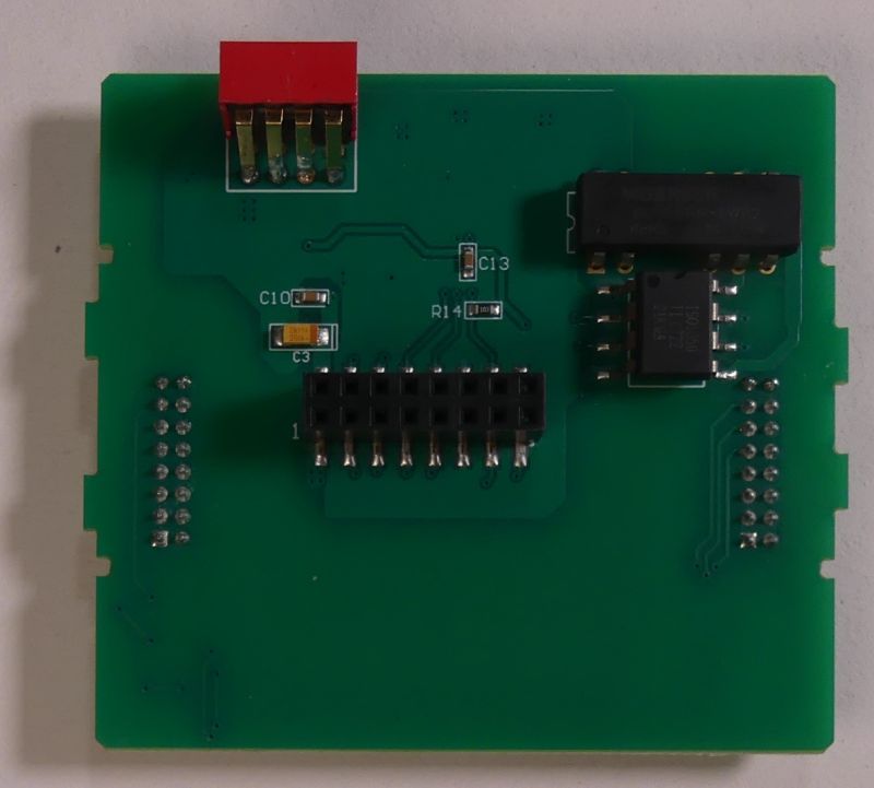 Zielona płytka drukowana PCB z zamontowanymi złączami, układami scalonymi i elementami elektronicznymi.