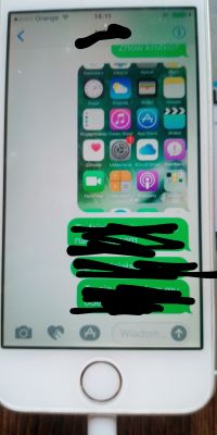 Ekran iPhone'a z aplikacją Wiadomości i wysłaną konwersacją SMS