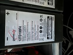 Zdjęcie etykiety akumulatora Genesis 12TD100F4 z danymi technicznymi.