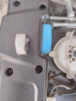 Zbliżenie na uszkodzony element mocowania noża do kosiarki elektrycznej Mac Allister MLMP1600.