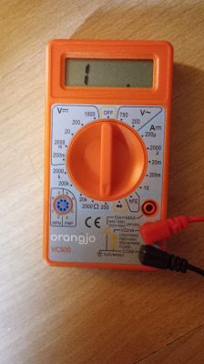 Multimetr na drewnianej powierzchni z wyświetlonym wynikiem 