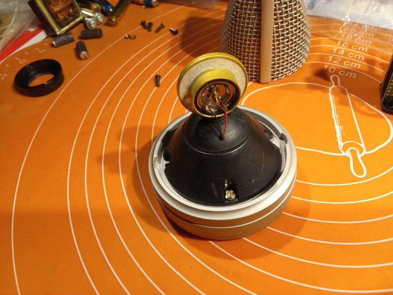 Rozkręcony mikrofon pojemnościowy Samson G Track na pomarańczowej macie.