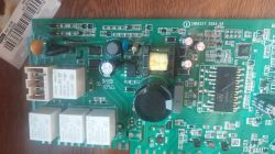 Schematyczna płytka sterująca z elektroniką i podzespołami marki Indesit.