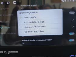 Menu ustawień radia samochodowego z opcjami trybu gotowości.